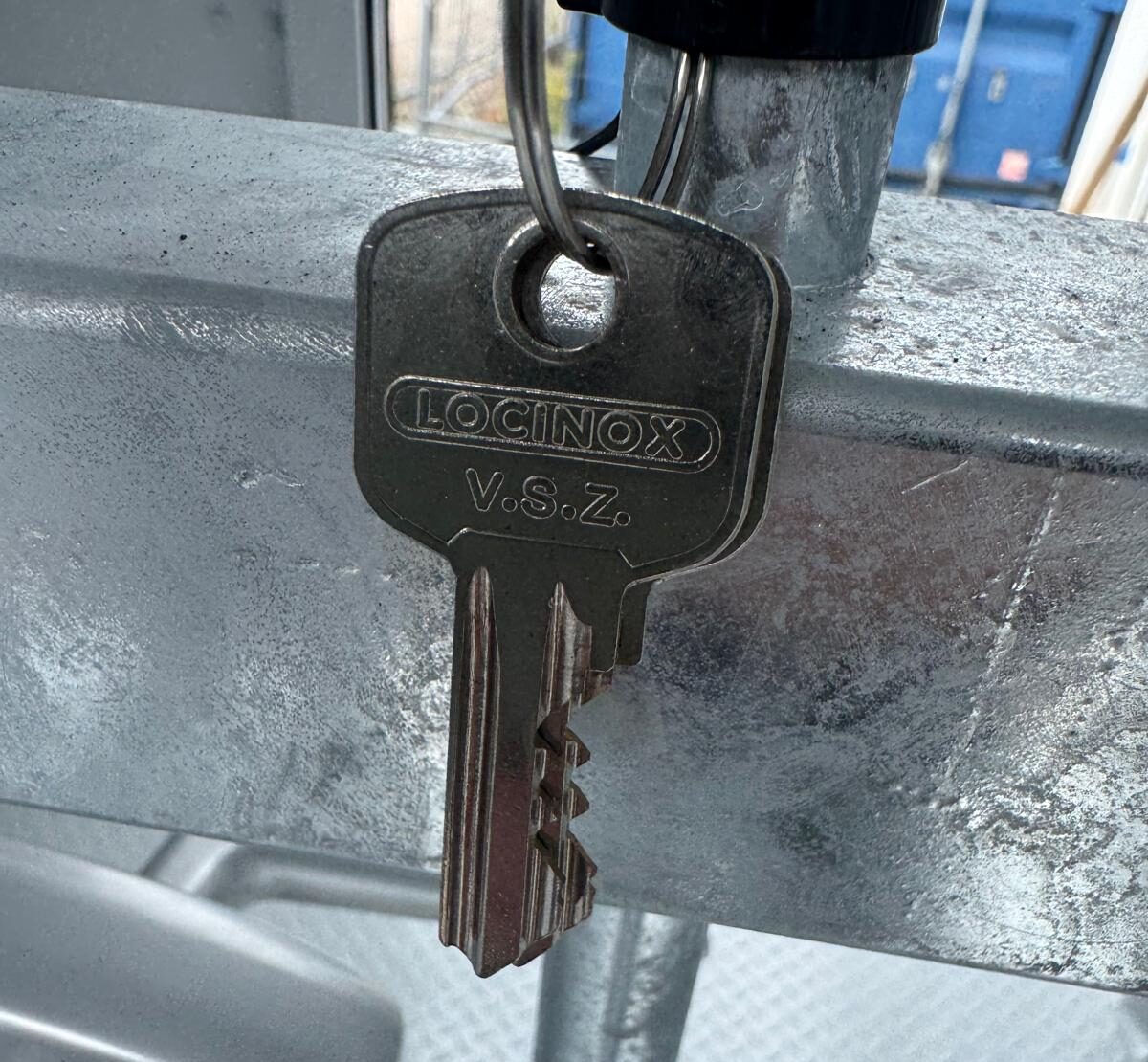 Close-up van een sleutel met het merk Locinox aan een sleutelring.