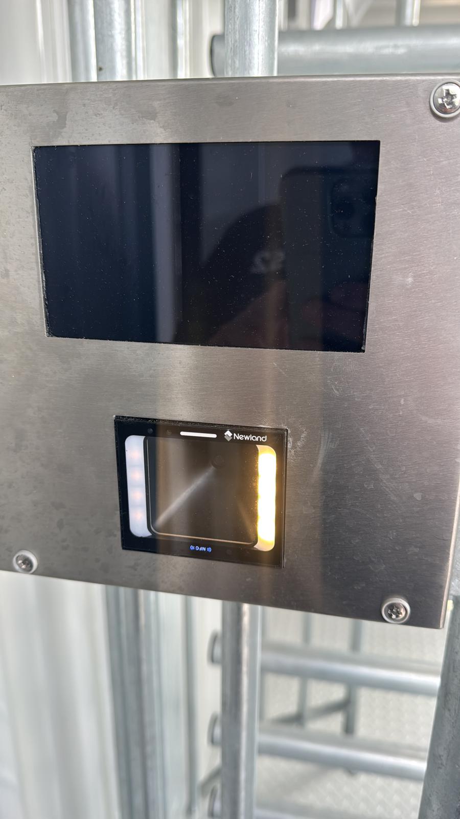 Scanner voor toegangscontrole met verlicht scanvlak in metalen behuizing.