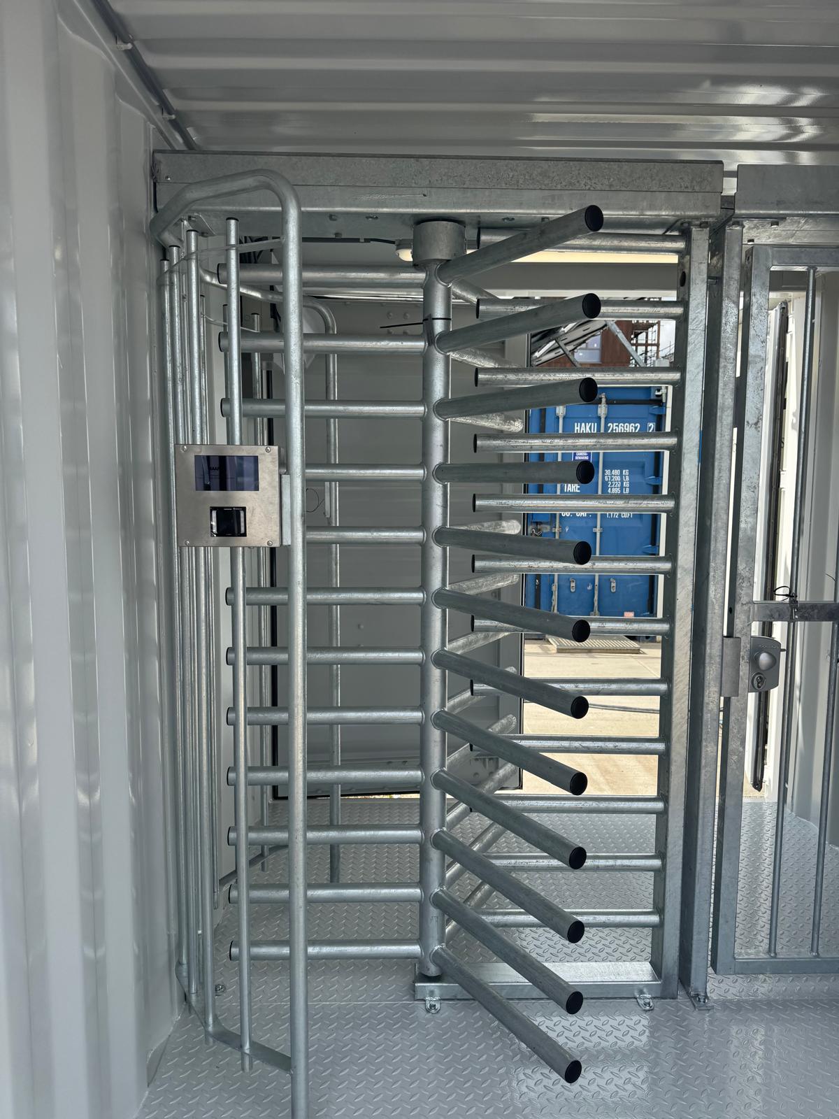 Metalen tourniquet in een toegangspoort met toegangscontrolesysteem.