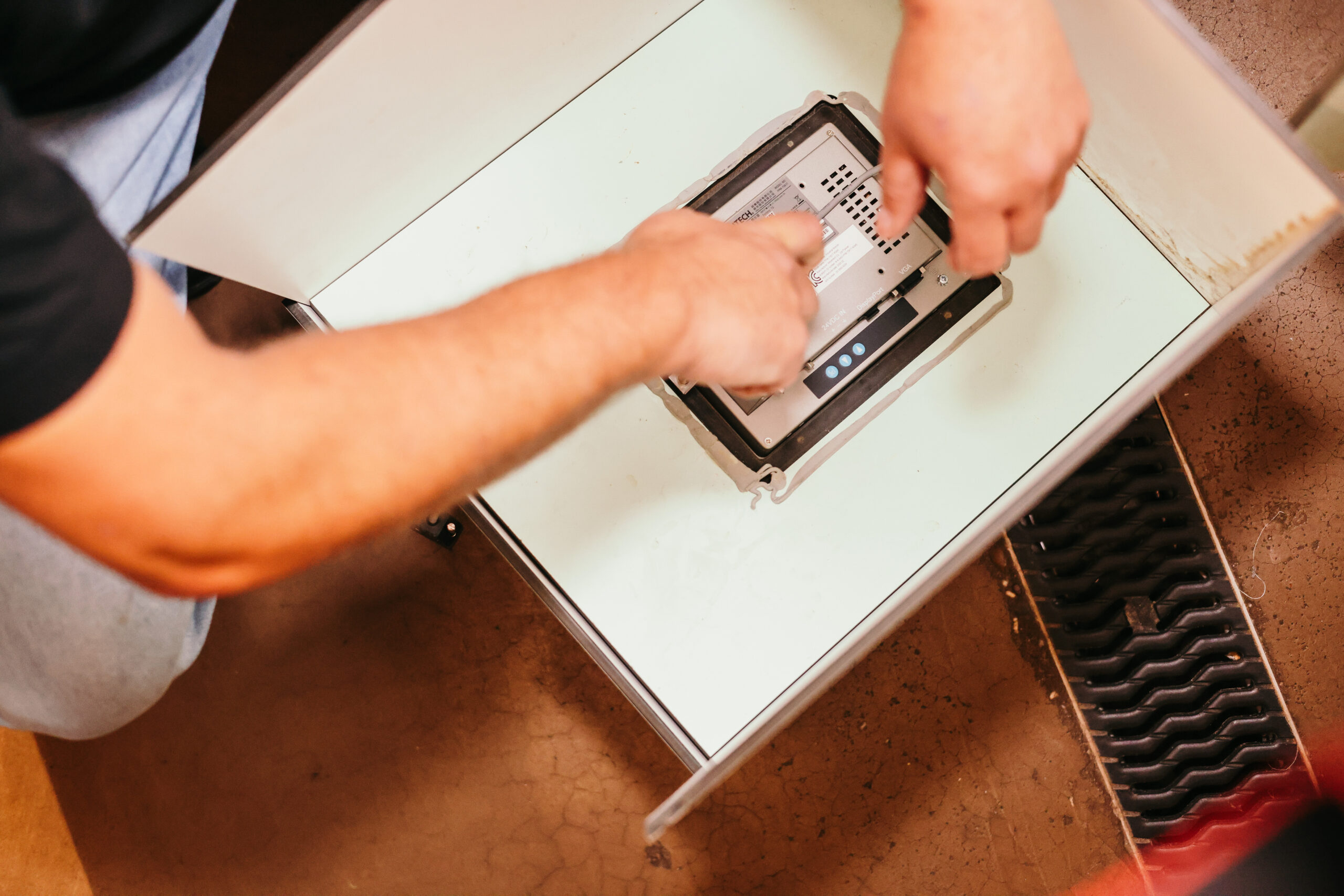Technicus voert onderhoud uit aan elektronisch slot in een locker. Technicus voert onderhoud uit aan elektronisch slot in een locker.